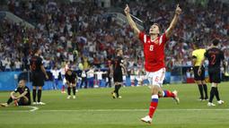 Gelandang Rusia, Denis Cheryshev, merayakan gol yang dicetaknya ke gawang Kroasia pada laga perempat final Piala Dunia di Stadion Fisht, Sochi, Sabtu (7/7/2018). Kroasia menang 2-2 (4-3) atas Rusia. (AP/Pavel Golovkin)