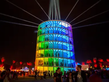 Pemandangan saat pengunjung menikmati instalasi cahaya 'Spectra' di Festival Musik dan Seni Coachella di Indio, California, Amerika Serikat, Minggu (15/4). (AFP PHOTO/Kyle Grillot)