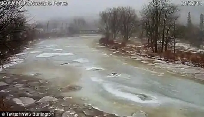 Sungai Au Sable yang beku mendadak kembali normal, setelah es yang menutupi sungai pecah berkeping-keping. Akibatnya, permukaan sungai ikut naik. (Twitter/NWS Burlington)