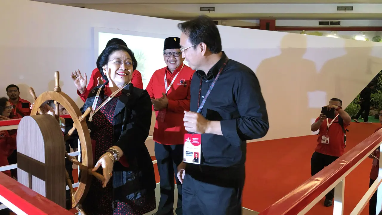 Ketua Umum PDIP Megawati Soekarnoputri bersama Sekjen dan Prananda Prabowo.