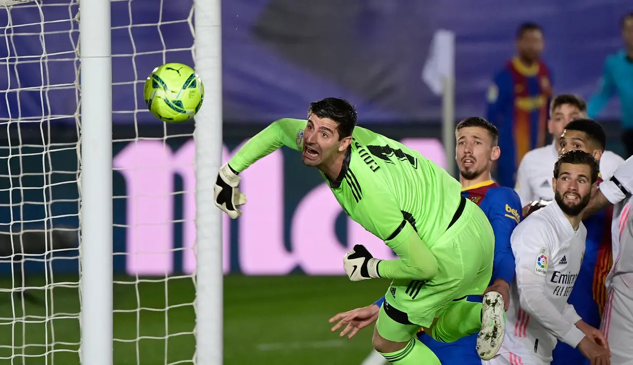 Thibaut Courtois. Kiper 29 tahun ini didatangkan Real Madrid dari Chelsea pada musim 2018/2019 dengan nilai transfer sebesar 32 juta euro. Total 3 musim, ia telah mengoleksi 1 trofi LaLiga dan Piala Super Spanyol dan tampil dalam 129 laga dengan torehan 52 clean sheet. (Foto: AFP/Javier Soriano)