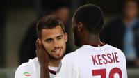 Gelandang AC Milan, Suso melakukan selebrasi usai mencetak gol ke gawang ChievoVerona pada lanjutan Liga Serie A Italia di stadion Bentegodi di Verona, Italia,(25/10). Milan menang telak 4-1. (Filippo Venezia / ANSA via AP)