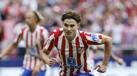 Penyerang Atletico Madrid, Julian Alvarez merayakan gol ketiga timnya dari titik penalti bersama rekan satu timnya dalam pertandingan Liga Spanyol melawan Real Madrid di Stadion Metropolitano, Madrid, Sabtu (27/9/2025). (Oscar DEL POZO / AFP)