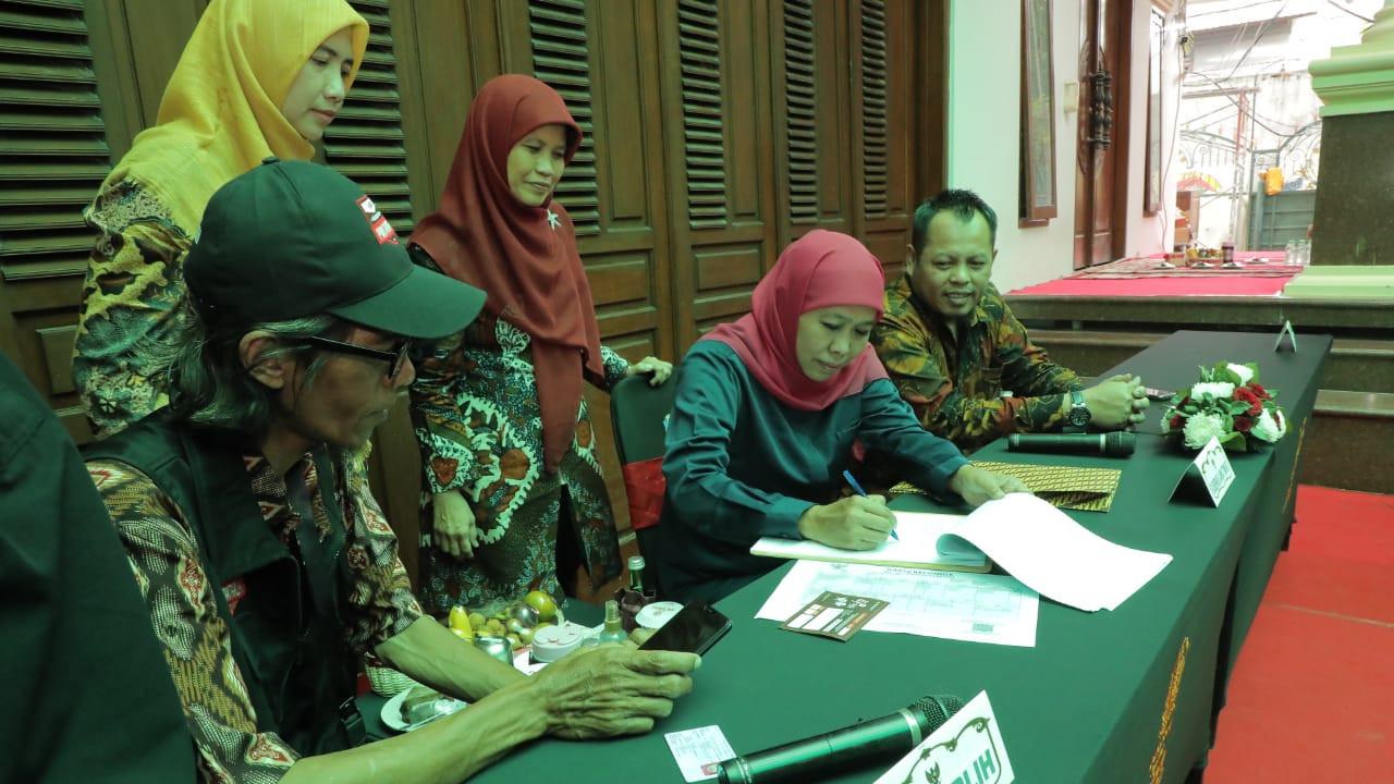 Petugas KPU Jatim melakukan coklit di rumah Khofifah. (Dian Kurniawan/Liputan6.com)