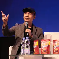 Acara XYZ Day 2018, konferensi inspirasi multi generasi persembahan KapanLagi Youniverse (KLY) diisi oleh banyak para pakar yang bergerak dibidang masing-masing. Salah satunya adalah Raditya Dika. (Adrian Putra/Bintang.com)