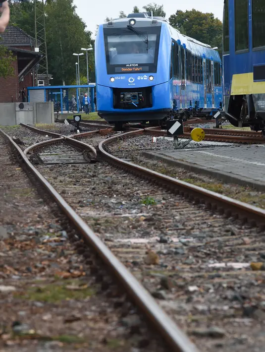 Kereta api bertenaga hidrogen pertama di dunia tiba di stasiun untuk memulai layanan komersial di Bremervoerde, Jerman, 16 September 2018. Kereta hidrogen ini dapat mencapai kecepatan maksimum 140 kilometer per jam. (AFP / Patrik STOLLARZ)