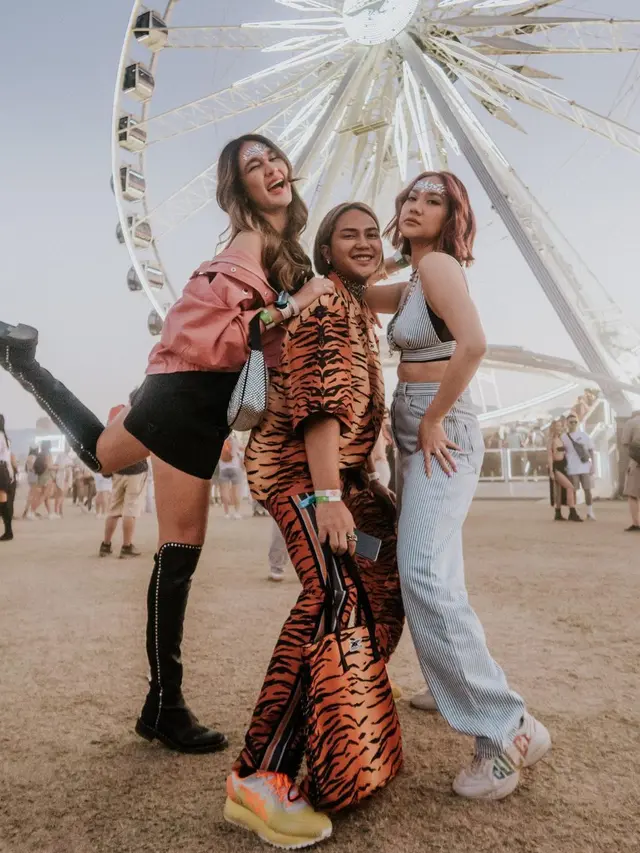 6 Gaya Luna Maya saat Nonton Festival Musik Coachella, Ekspresif Banget