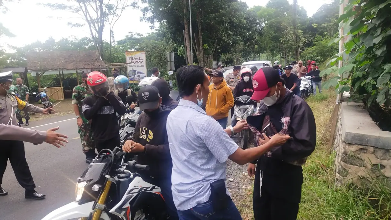 Aparat gabungan  penyekatan di kawasan Gunung Gumitir untuk mencegah pergerakan kelompok perguruan silat ke Banyuwangi. (Istimewa).
