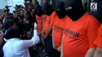Wali kota Surabaya, Tri Rismaharini mengamuk ke enam pengedar pil Koplo yang ditangkap di Surabaya.