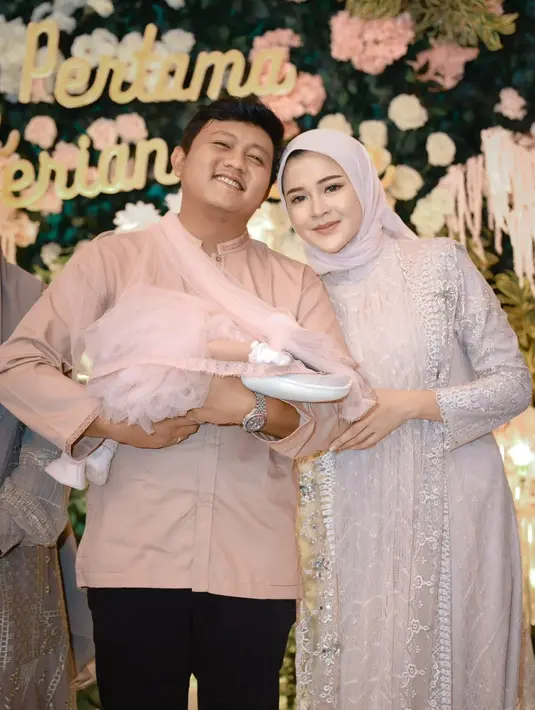 Potret Denny Caknan dan Bella Bonita gelar syukuran untuk putrinya, Cundamani. [Foto: Instagram/denny_caknan]