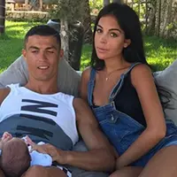 Rona bahagia masih terasa di kehidupan Cristiano Ronaldo karena dikaruniai anak kembar. Namun ternyata kabar bahagia nampaknya akan kembali menyelimuti Cristian dan kekasih, Georgina Rodriguez. (Instagram/cristiano)