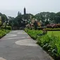 Alun - alun Tugu Malang ditutup selama pandemi corona Covid-19. Salah satu taman bersejarah di Kota Malang ini juga berfungsi sebagai paru - paru kota (Liputan6.com/Zainul Arifin)