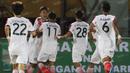 Para pemain Persija merayakan gol yang dicetak Ade Jantra ke gawang Persipura pada laga Torabika Soccer Championship 2016 di Stadion Mandala, Jayapura, Jumat (29/4/2016). (Bola.com/Nicklas Hanoatubun)