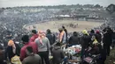 Orang-orang menghadiri gulat unta dalam Selcuk Camel Wrestling Festival di Kota Selcuk, Turki, Minggu (20/1). Gulat yang melibatkan kedua unta jantan ini merupakan tradisi suku-suku Turki nomaden sejak 2.400 tahun lalu. (BULENT KILIC/AFP)