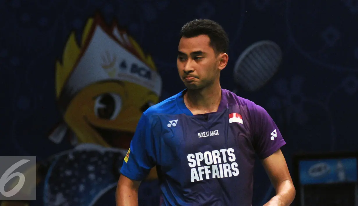 Ekspresi kekecewaan pebulutangkis tunggal putra Indonesia, Tommy Sugiarto saat melawan pemain Hong Kong, Wei Nan di BCA Indonesia Open 2016 di Istora Senayan Jakarta, Rabu (1/6/2016). Tommy kalah 16-21, 14-21. (Liputan6.com/Helmi Fithriansyah)