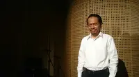 Radhar Panca Dahana dan tim mengapresiasikan pendapat dan kekecewaan pada pemerintah lewat teatrikal puisi.