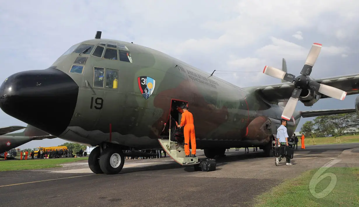 TNI AU mengerahkan dua armada Hercules C 130 dari Skadron 31 Lanud Halim Perdanakusuma untuk melakukan pencarian pesawat AirAsia yang hilang kontak pada Minggu (28/12/2014) pagi, Senin (29/12/2014). (Liputan6.com/Herman Zakharia)