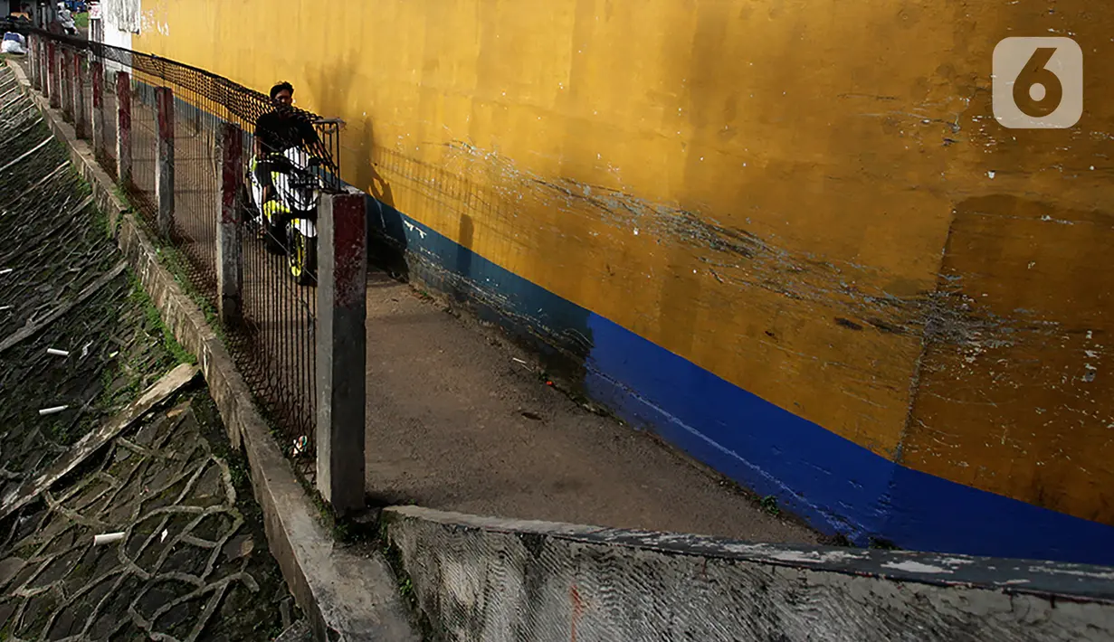 Pengendara sepeda motor melintasi jalur alternatif di belakang Kompleks Patra Jasa, Jakarta Selatan, Rabu (1/3/2023). Jalur alternatif seperti gang, jalan kecil, maupun jalan tembusan menjadi pilihan bagi pengendara sepeda motor untuk menghindari kemacetan di jalan-jalan protokol Ibu Kota. (Liputan6.com/Johan Tallo)