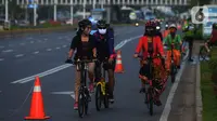 Sejumlah orang mengendarai sepeda dengan mengenakan kebaya di Kawasan Sudirman, Jakarta, Selasa (29/9/2020). Bersepeda dengan pakaian tradisional tersebut dilakukan untuk melestarikan budaya. (merdeka.com/Imam Buhori)