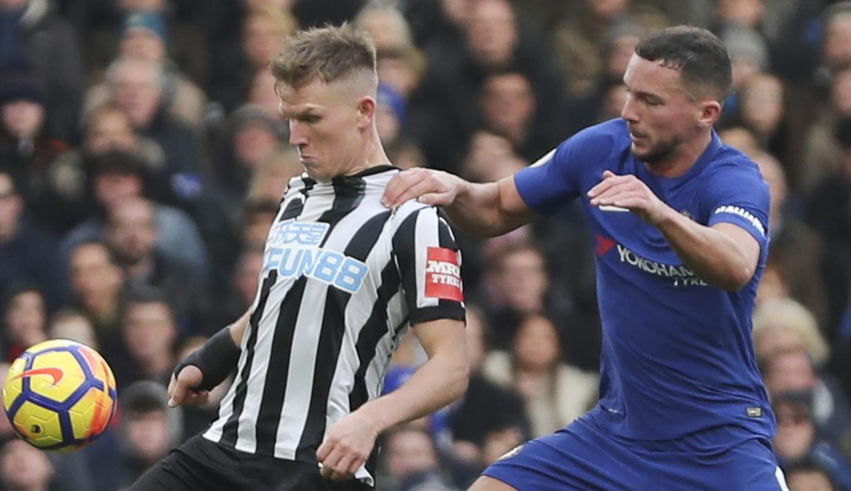 Gelandang Chelsea, Danny Drinkwater, berusaha menghentikan gelandang Newcastle, Matt Ritchie, pada laga Premier League di Stadion Stamford Bridge, London, Sabtu (2/12/2017). Chelsea menang 3-1 atas Newcastle. (AFP/Daniel Leal-Olivas)