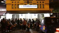 Tabrakan 2 KRL di Stasiun Juanda, Jakarta Pusat membuat perjalanan penumpang kereta tersendat di Stasiun Manggarai, Jakarta Selatan. (Liputan6.com/Yoppy Renato)