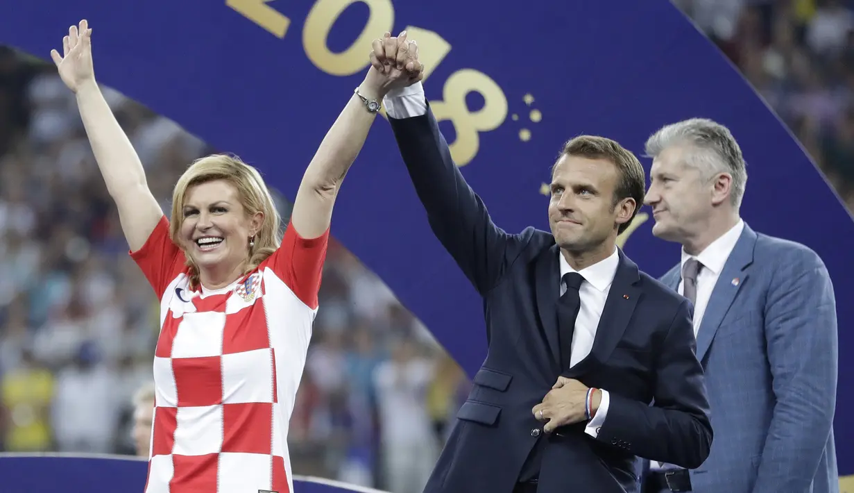 Kolinda Grabar-Kitarovic dan Presiden Prancis, Emmanuel Macron pada laga final Piala Dunia 2018 di Luzhniki Stadium, Moskow, Rusia, (15/7/2018). Meski Kroasia kalah Kolinda tetap tersenyum manis. (AP/Matthias Schrader)