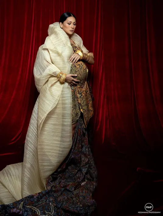 "Bismillahirrahmanirrahim, hari ini aku harus operasi. Jadi (si jabang bayi) ini harus dikeluarkan hari ini. Karena sudah kontraksi terus. Mohon doanya, karena baru 37 minggu kurang," tulisnya. (Instagram/tatajaneetaofficial)