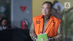 Diketahui, Sudewo merupakan tersangka kasus dugaan korupsi terkait pemerasan dalam pengisian jabatan perangkat desa di lingkungan Pemerintah Kabupaten Pati, Jawa Tengah. Tampak dalam foto, Bupati Pati nonaktif, Sudewo, berjalan menuju mobil tahanan usai menjalani pemeriksaan di Gedung Merah Putih Komisi Pemberantasan Korupsi (KPK), Jakarta, Kamis (12/2/2026). (Liputan6.com/Helmi Fithriansyah)