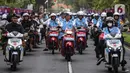Menteri Energi dan Sumber Daya Mineral (ESDM) Arifin Tasrif, didampingi Gubernur Bali I Wayan Koster, Direktur Utama PLN Darmawan Prasodjo, dan Kapolda Bali Putu Jayan Danu Putra serta rombongan saat mengendarai sepeda motor listrik pada Parade Konversi Sepeda Motor BBM Ke Listrik di Nusa Dua, Bali, Kamis (1/9/2022). Parade motor listrik tersebut adalah rangkaian memperkuat pelaksanaan G20 dalam transisi energi berkelanjutan. (Liputan6.com/Johan Tallo)