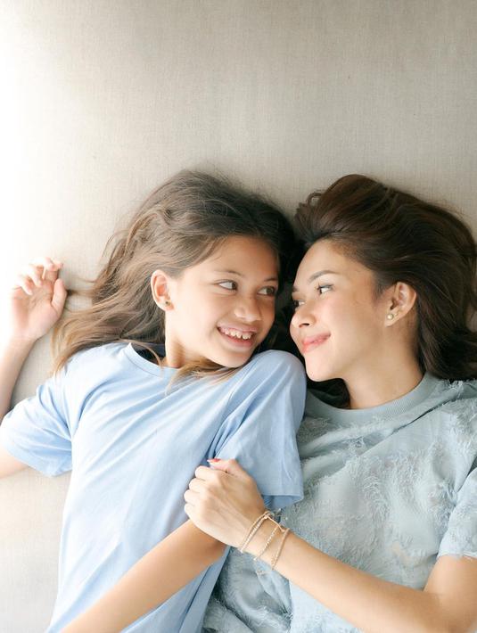Ibu dan anak ini juga sering tampil dengan busana senada dalam unggahan di media sosial. Tak heran jika banyak netizen yang merasa iri dengan kekompakkan keduanya. (Liputan6.com/IG/@nanamirdad_)
