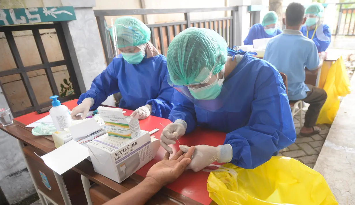 Petugas Kelompok Penyelenggara Pemungutan Suara (KPPS) menjalani rapid test Covid-19 di kantor Kelurahan Pondok Benda, Tangerang Selatan, Jumat (27/11/2020). Rapid Test tersebut diikuti 1.017 anggota KPPS serta Petugas Pengamanan Tempat Pemungutan Suara (PAM TPS). (merdeka.com/Dwi Narwoko)