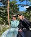 Mengenakan hanbok, pakaian adat Korea, Lee Jae Wook berpose bersebelahan dengan Go Yoon Jung. Keduanya tampak manis, Lee Jae Wook dengan hanbok hitam, sedangkan Go Yoon Jung memilih hanbok bernuansa biru laut dengan hiasan kepala dari bunga. Foto: Instagram.