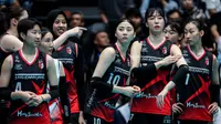 Para pemain Red Sparks, Park Hye-min (tengah) dkk saat menghadapi tim putri Indonesia All Star pada laga ekshibisi bola voli fun volleyball di Indonesia Arena, Senayan, Jakarta, Sabtu (20/4/2024). Red Sparks menang 3-2 (25-17, 25-15, 19-25, 18-25 dan 15-12). (Bola.com/Bagaskara Lazuardi)