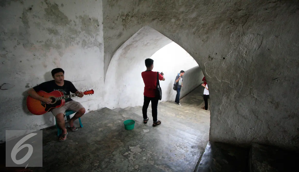 Musisi jalanan memainkan gitar sambil bernyanyi diTamansari Kraton Kesultanan Yogyakarta,(4/11). Bagunan yang didirikan pada masa pemerintahaan Sulltan Hamangkubuwana I ini banyak di kunjungi wisatawan karena arsitekturnya yang unuk. (Foto/Boy T Harjanto)