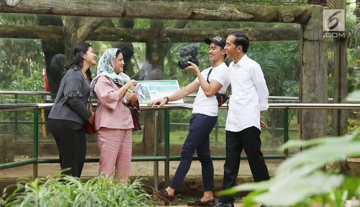 Presiden Joko Widodo beserta Ibu Negara Iriana Widodo dan dua anaknya Kaesang Pangarep dan Kahiyang Ayu saat mengunjungi Kebun Binatang Ragunan, Jakarta, Kamis (29/6). (Liputan6.com/Angga Yuniar)