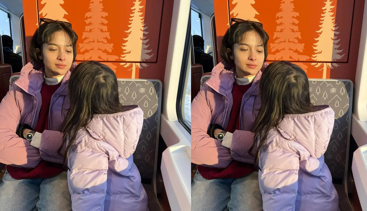 Ke negara yang saat ini sedang musim salju, Putri marino besama putri semata wayangnya, Surinala nampak mengenakan jaket tebal. Terlihat dalam potretnya keduanya sedang naik kereta yang banyak ditumpangi wisatawan saat liburan ke Swiss. (Liputan6.com/IG/@chicco.jerikho)