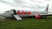 Kondisi pesawat Lion Air usai tergelincir di Bandara Gorontalo. (Liputan6.com/Arfandi Ibrahim)