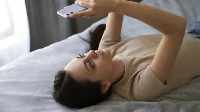 Ilustrasi Wanita Main Handphone di Pagi Hari