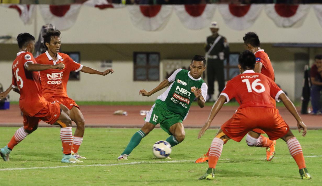 Pemain PS TNI, Erwin Ramdani (tengah), berusaha melewati hadangan pemain Persija pada lanjutan Grup D Piala Jenderal Sudirman 2015 di Stadion Manahan, Solo, Selasa (15/12/2015). Persija menang 1-0 atas PS TNI. (Bola.com/Nicklas Hanoatubun)