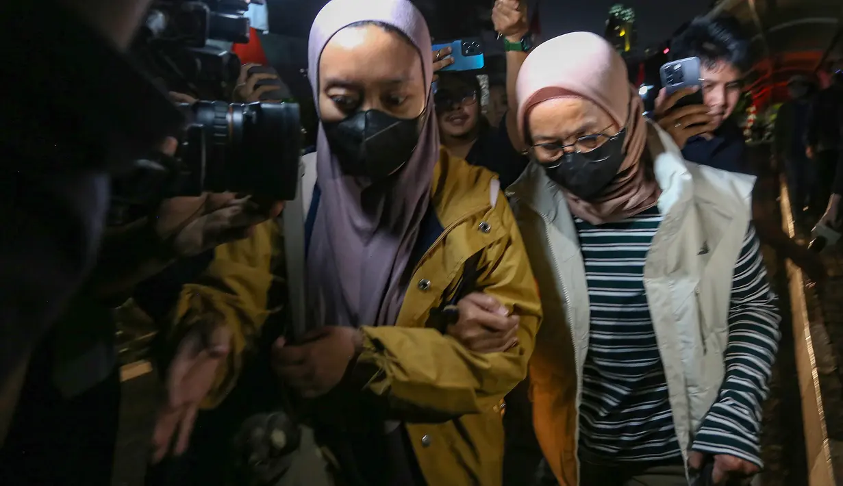 Istri Bupati Pemalang Anom Widiyantoro, Noor Faizah Maenofie dikawal penyidik KPK saat tiba di Gedung Merah Putih KPK, Jakarta, Rabu (29/7/2026). (KLY/ Arie Basuki)