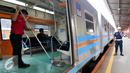 Petugas kebersihan sedang membersikan gerbong penumpang kereta jurusan Jakarta Kota- Tanjung Priok di stasiun Jakarta Kota, Senin (21/12). PT Kereta Api Indonesia (KAI) kembali mengoperasikan lintas Jakarta Kota-Tanjung Priok. (Liputan6.com/Yoppy Renato)