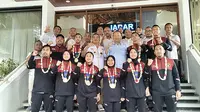 Atlet hoki asal Jawa Barat peraih medali emas SEA Games 2023 disambut Ketua KONI Jawa Barat, M. Budiana beserta jajarannya di Gedung KONI Jabar, Jalan Pajajaran, Kota Bandung, Selasa (9/5/2023). (Bola.com/Erwin Snaz)