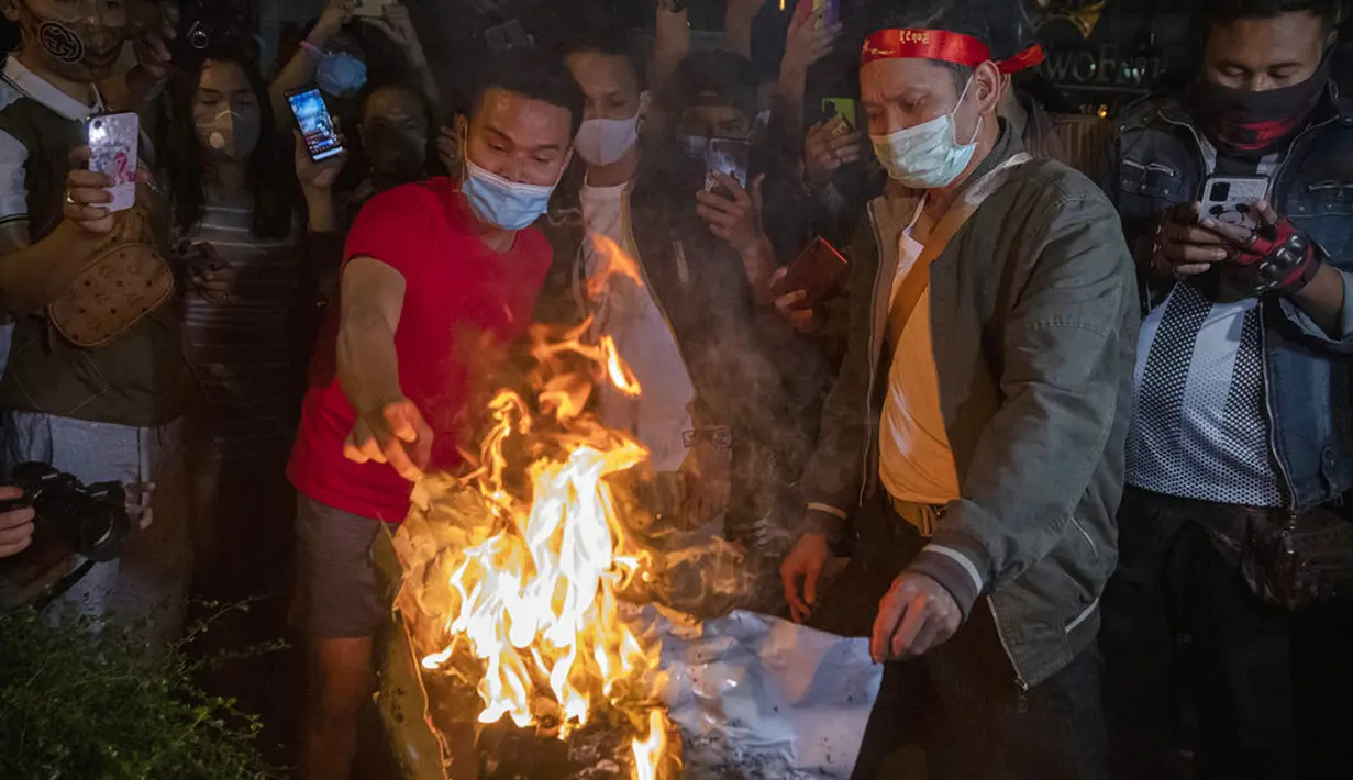 Warga Myanmar yang tinggal di Thailand membakar gambar Jenderal Min Aung Hlaing saat protes di depan Kedutaan Besar Myanmar di Bangkok, Thailand, Kamis (4/2/2021). Jenderal Min Aung Hlaing menjadi tokoh di balik kudeta militer Myanmar pada 1 Februari 2021. (AP Photo/Sakchai Lalit)