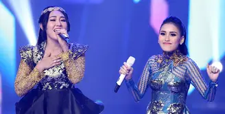 Dua penyanyi dangdut Via Vallen dan Ayu Ting Ting sering kali dibading-bandingkan. Para penggemar dua penyanyi dangdut tersebut juga sering kali saling sindir dan hujat bahkan dengan kata-kata kasar. (Bambang E Ros/Bintang.com)