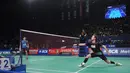 Pebulu tangkis asal Denmark, Jan O Jorgensen mengembalikan kok ke arah Jonatan Christie di perempatfinal BCA Indonesia Open Superseries Premier 2015 di Jakarta, Jumat (5/6/2015). Jonatan kalah 13- 21, 16-21. (Liputan6.com/Herman Zakharia)