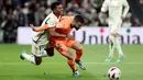 Pemain Real Madrid, Rodrygo berusaha melewati pemain Valencia, Jose Gaya, pada laga Liga Spanyol di Stadion Santiago Bernabeu, Sabtu (11/11/2023). (AFP/Thomas Coex)