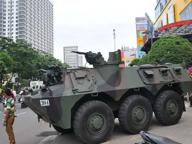 TNI menempatkan satu unit panser anoa di pusat perbelanjaan kawasan Glodok, Jakarta Barat, Jumat (4/11). Pengamanan ketat tersebut dilakukan guna mengantisipasi peristiwa yang tidak diinginkan terkait demonstrasi Ormas Islam. (Liputan6.com/Angga Yuniar)