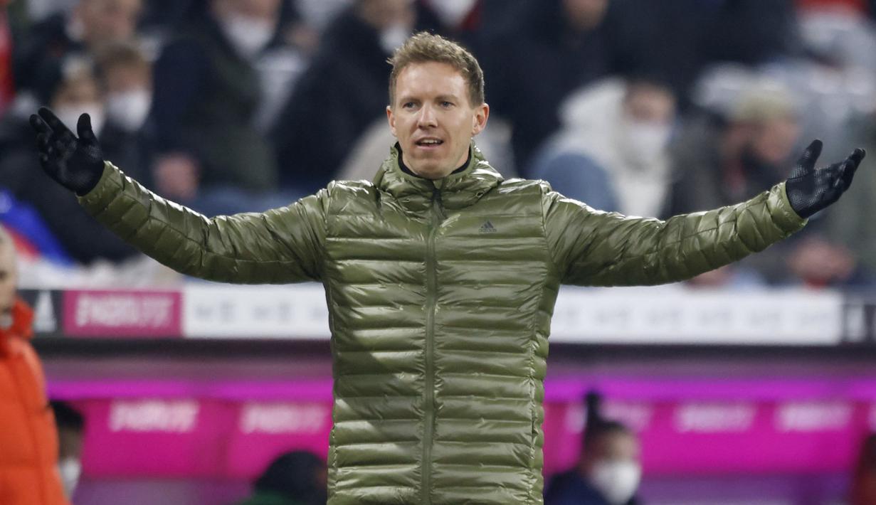 Julian Nagelsmann. Pelatih asal Jerman berusia 35 tahun yang kini menjalani musim kedua bersama Bayern Munchen ini menjadi pelatih dengan nilai transfer termahal hingga saat ini. Ia didatangkan Bayern Munchen dari LB Leipzig pada awal musim 2021/2022 dengan biaya 25 juta euro atau kini setara Rp376 miliar dan terikat kontrak hingga Juni 2026. Bersama Bayern Munchen ia telah mengoleksi 1 trofi Bundesliga 2021/2022 serta dua trofi DFL Supercup tahun 2021 dan 2022. (AFP/Michaela Rehle)