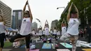 Para peserta ambil bagian dalam acara yoga massal untuk memperingati Hari Yoga Internasional yang jatuh pada 21 Juni di Alun-Alun Gwanghwamun, Seoul, Korea Selatan, Minggu (17/6). (AFP PHOTO/Jung Yeon-je)