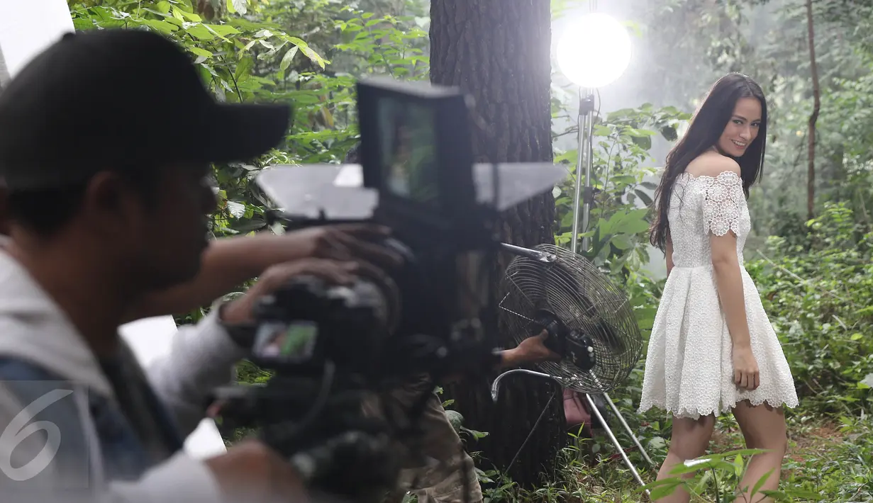 Vicky Monica berakting saat pembuatan video klip singel 'Mengapa' di kawasan Cibubur, Jakarta, Kamis (9/2). Ridho mengaku puas dengan hasil syuting video klip 'Mengapa' yang disutradarai oleh Rizal Mantovani. (Liputan6.com/Herman Zakharia)